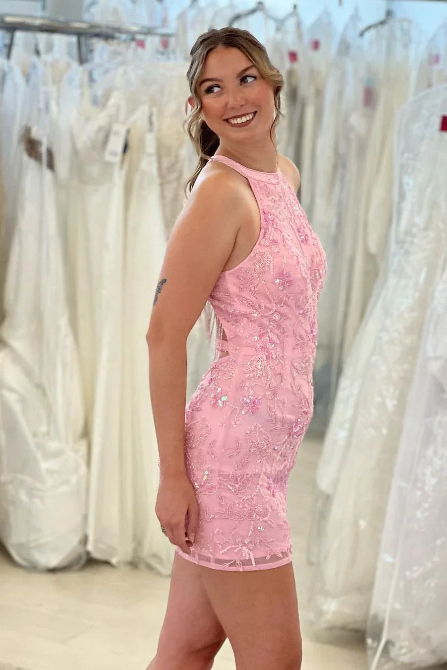 Schönes rosa trägerloses Trägerkleid mit Rückenfreier Spitze für den Homecoming-Ball