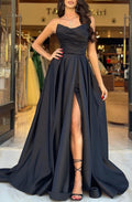 Wunderschönes schwarzes ärmelloses trägerloses langes A-Linien-Satin-Abendkleid mit Schlitz
