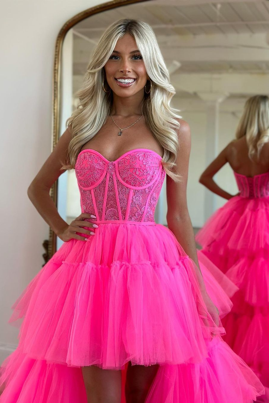 Lindo vestido de festa em tule com decote em A, corte em forma de coração e sem mangas