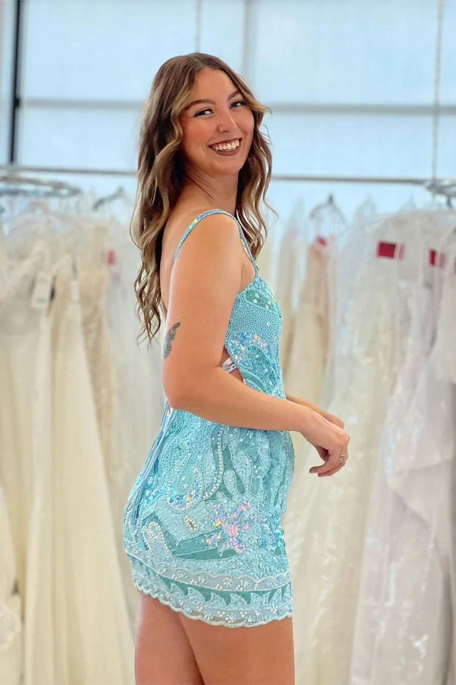 Schönes trägerloses rückenfreies ärmelloses Ballkleid mit Spitze
