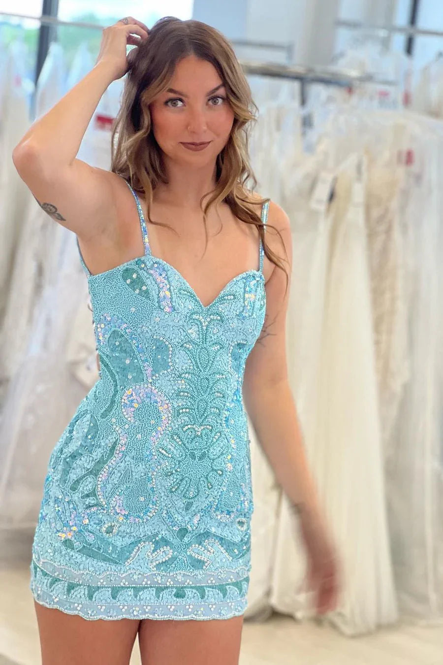 Schönes trägerloses rückenfreies ärmelloses Ballkleid mit Spitze