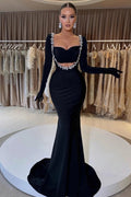 Vestido de noche sirena largo con mangas largas escote corazón negro con abalorios y guantes