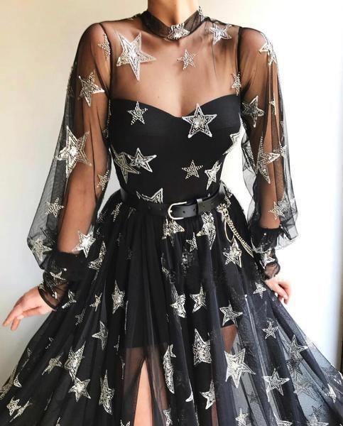 Vestido de festa preto com decote alto e racha, mangas compridas e estrela PSK067