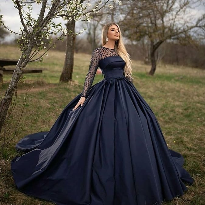 Schwarzes langes A-Linien-Bateau-Satin-Ballkleid mit Ärmeln