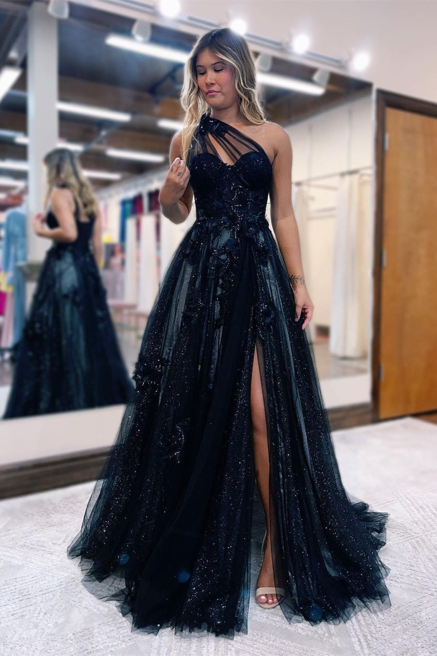 Vestido de festa preto comprido de tule com corte A e um ombro só com racha