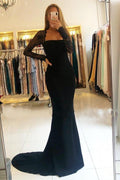 Vestido de festa preto comprido com decote quadrado e costas nuas e mangas
