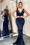 Robe de bal longue noire sirène à encolure en V avec applications de dentelle satinée dos nu