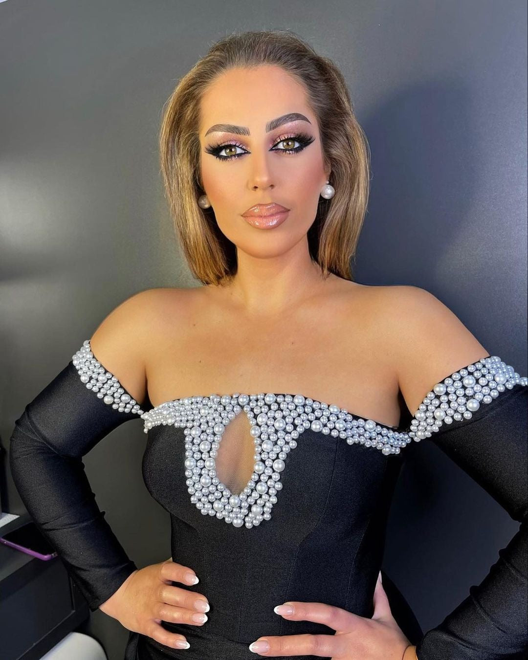 Vestidos de baile de cerimónia em cetim com racha e mangas compridas, sereia, ombro de fora, contas