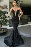 Vestido de Gala Largo de Satén con Tirantes Finos de Espagueti y Corte de Sirena en Negro