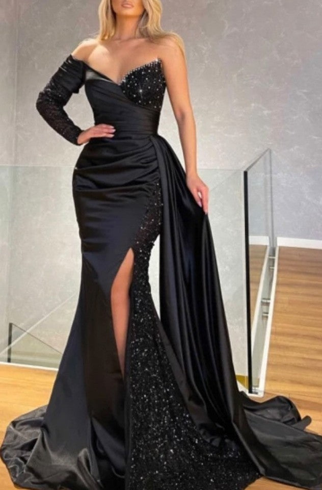 Vestido de noite preto em cetim com um ombro só e mangas compridas, estilo sereia, com racha