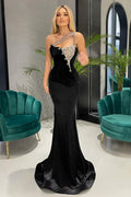 Vestido de noche largo de sirena en satén negro con hombro descubierto y cuentas