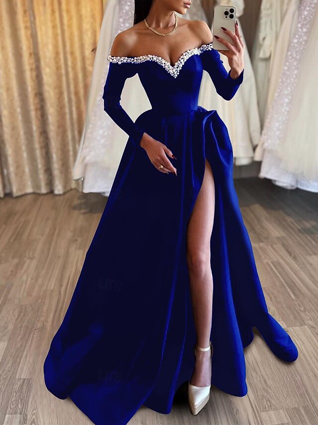 Vestidos de noite compridos em azul royal, em cetim, com decote em A e racha alta