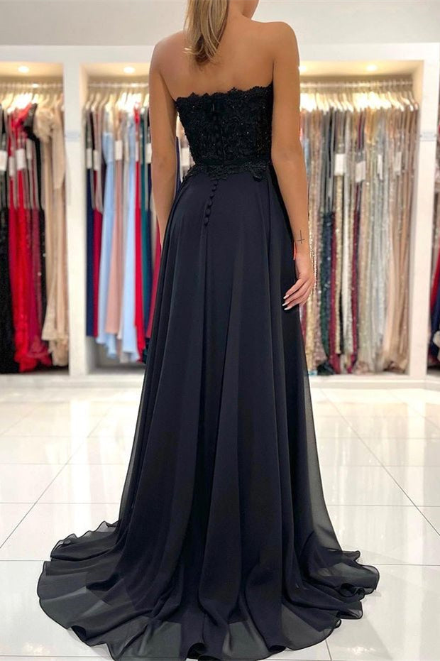 Vestido de noite preto comprido em chiffon com decote em A e aplicações com racha