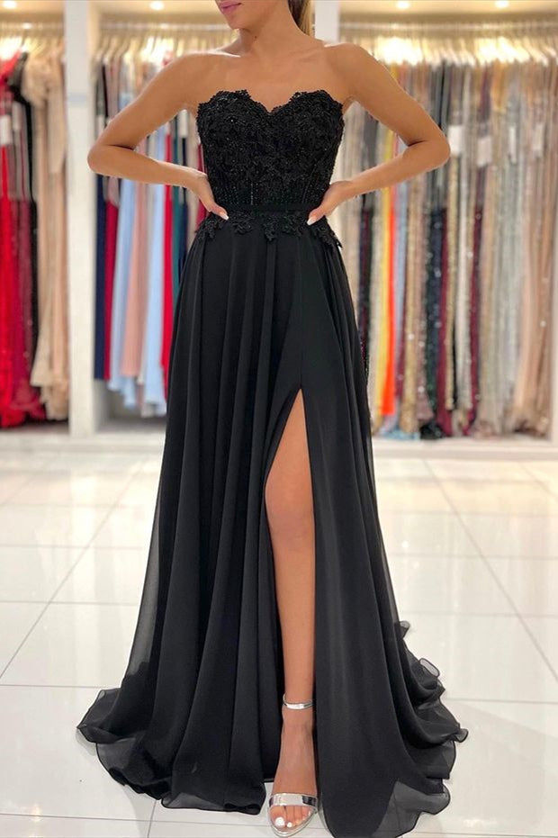 Vestido de noite preto comprido em chiffon com decote em A e aplicações com racha