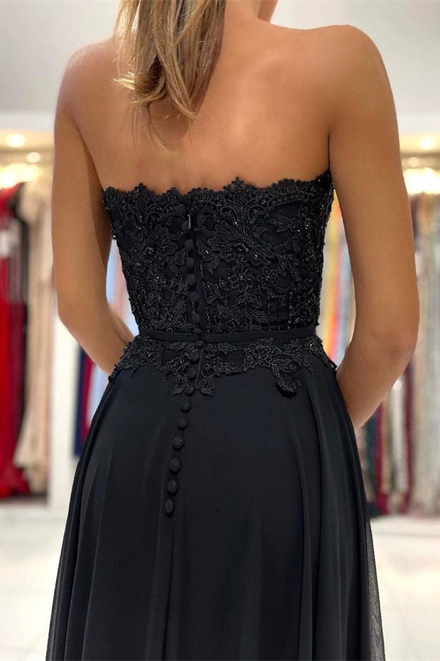 Vestido de noite preto comprido em chiffon com decote em A e aplicações com racha