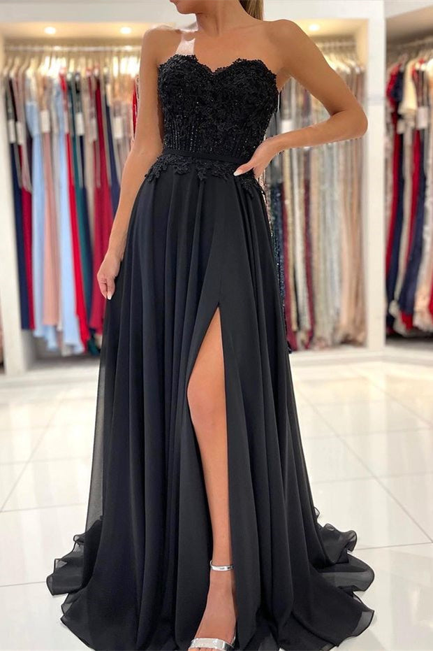 Vestido de noite preto comprido em chiffon com decote em A e aplicações com racha