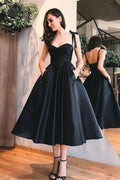 Vestido de noche corto tipo A negro con tirantes espagueti, escote corazón, largo a la taza y bolsillos