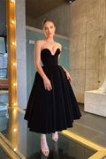 Schwarzes Teelänge Kleines Schwarzes Kleid A-Linie Sweetheart Samt Abendkleider