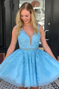 Vestidos cortos de tule para el baile de bienvenida sin mangas con aplicaciones azules y cuentas, línea A PD255