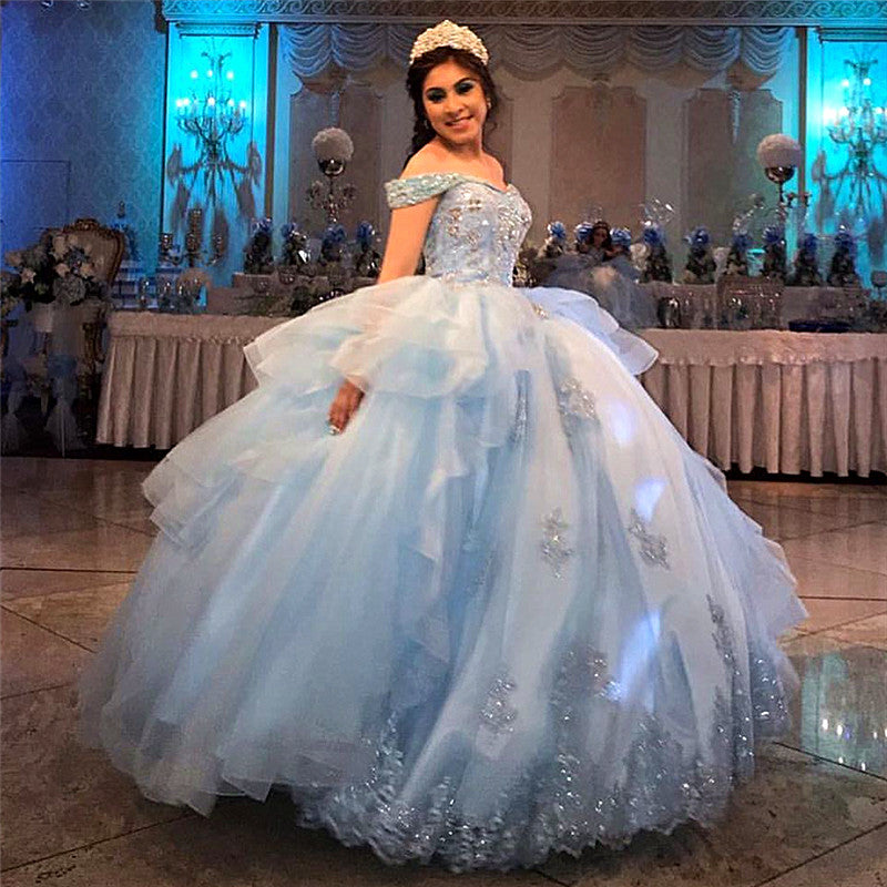 Vestido de baile azul comprido com ombros à mostra em tule e quinceanera