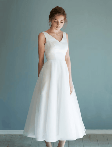 Brautparty Kleine weiße Kleider Brautkleider Teelänge A-Linie Ärmellos V-Ausschnitt Satin Mit Volltonfarbe