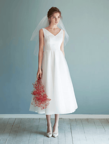 Brautparty Kleine weiße Kleider Brautkleider Teelänge A-Linie Ärmellos V-Ausschnitt Satin Mit Volltonfarbe