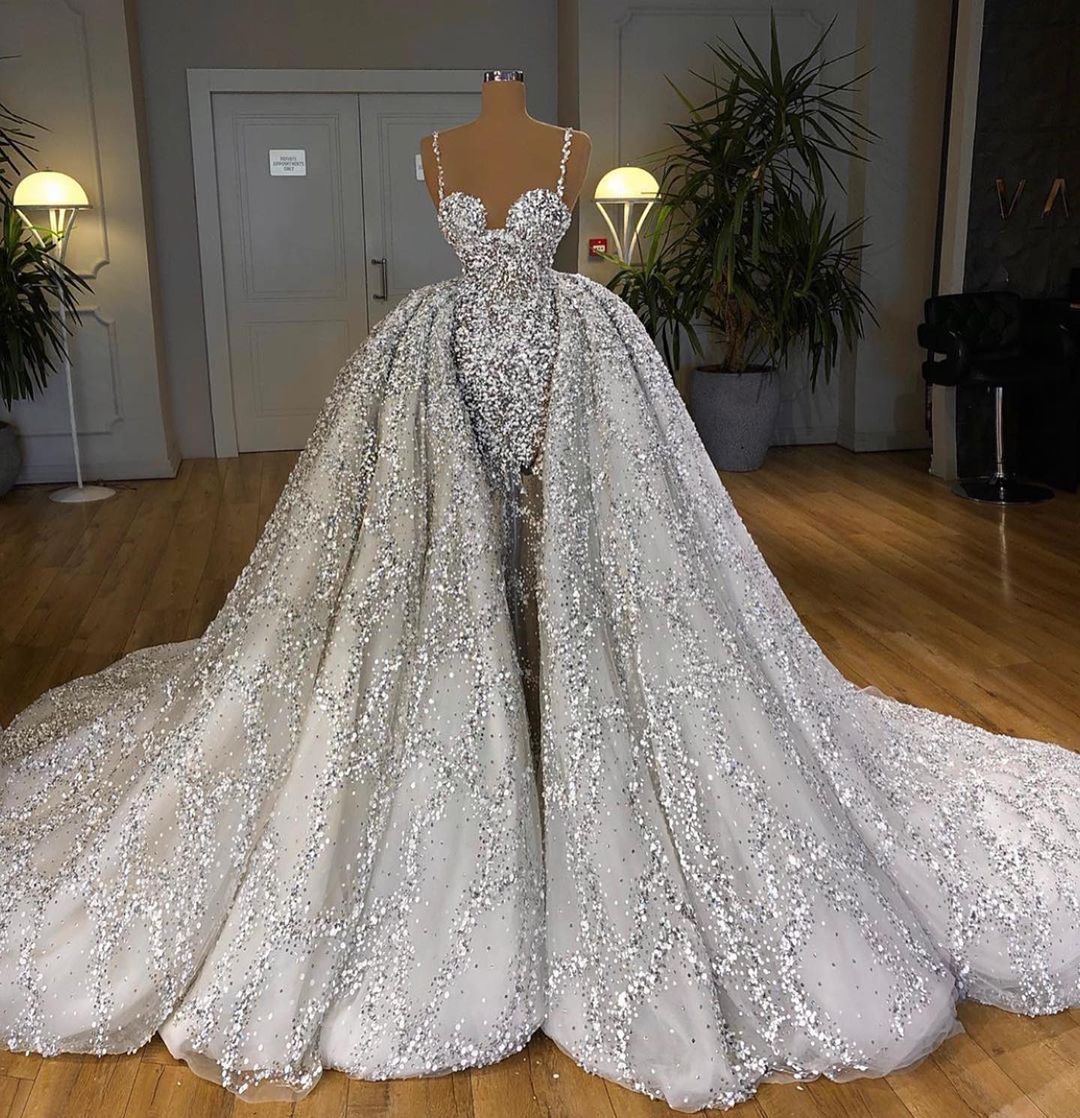Brilliantes langes Meerjungfrau-Sweetheart-Taftkleid mit Rüschen und Schleppe