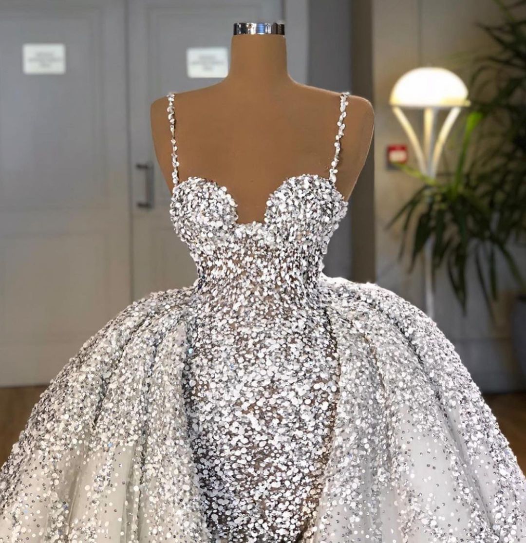 Brilliantes langes Meerjungfrau-Sweetheart-Taftkleid mit Rüschen und Schleppe