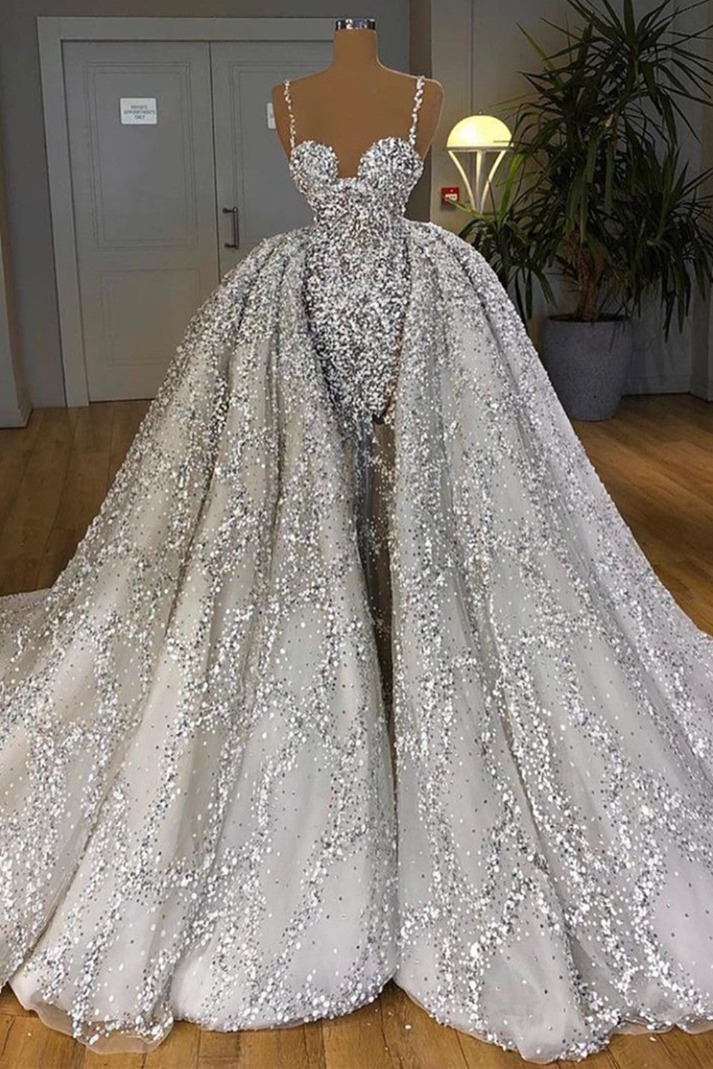 Brilliantes langes Meerjungfrau-Sweetheart-Taftkleid mit Rüschen und Schleppe