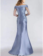 Vestido tubinho/coluna para mãe da noiva, convidada de casamento, elegante, ombro descoberto, cauda/escova comprida, cetim elástico, manga 3/4 com renda, cor sólida