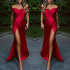 Burgunderrotes, langes, schulterfreies Abendkleid im Meerjungfrauen-Stil mit Schlitz vorne