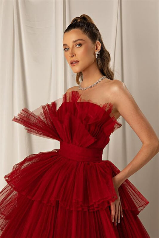 Vestidos de festa compridos em tule, sem alças, em corte A, cor vinho, com camadas