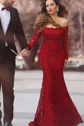 Vestido de Noche Largo de Manga Larga Color Borgoña con Escote Caído y Detalles de Encaje en Estilo Sirena
