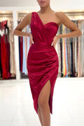 Vestido de gala de satén color burdeos de sirena corto con hombro descubierto y abertura lateral