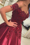Burgunderrotes Ballkleid aus Satin, schulterfrei, mit Applikationen PM226