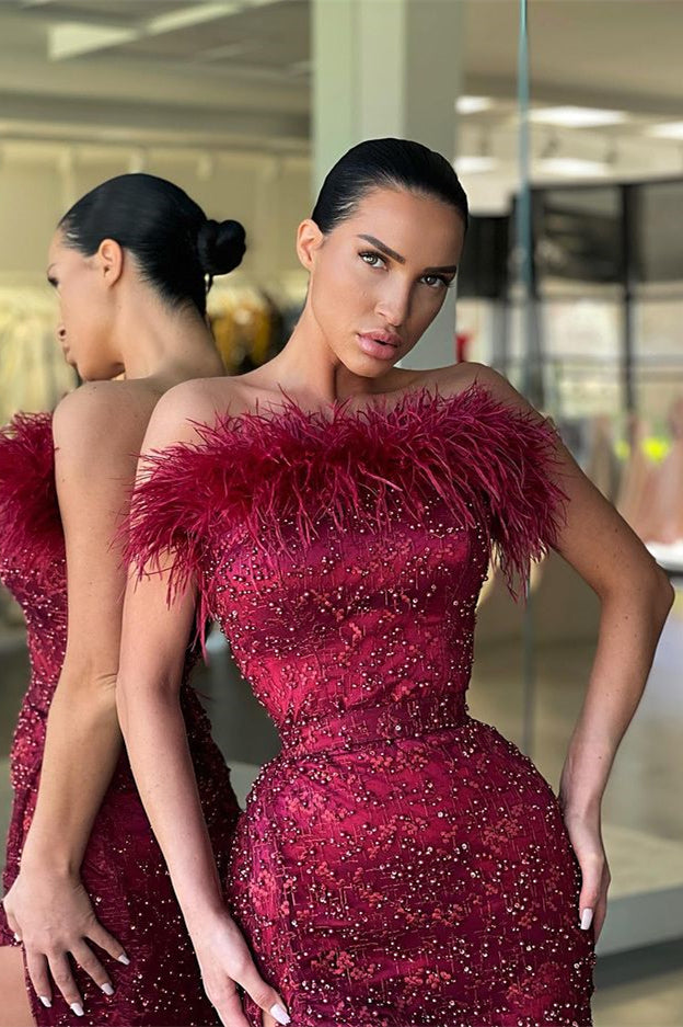 Vestido de festa comprido cor de vinho, sem mangas, com missangas, sereia e racha, com penas