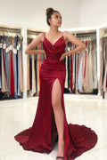 Vestido de gala largo color borgoña estilo sirena con tirantes finos de satén y abertura lateral
