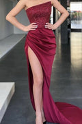 Vestido de Fiesta Largo Color Borgoña Sin Tirantes de Satén con Lentejuelas y Cola de Sirena con Abertura
