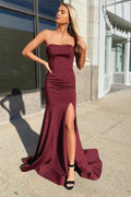 Vestido de Fiesta Largo de Satén en Color Borgoña con Escote de Corazón, Corte de Sirena y Abertura Lateral