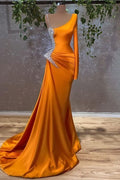 Vestido de fiesta satinado sirena manga larga color naranja quemado con cuentas