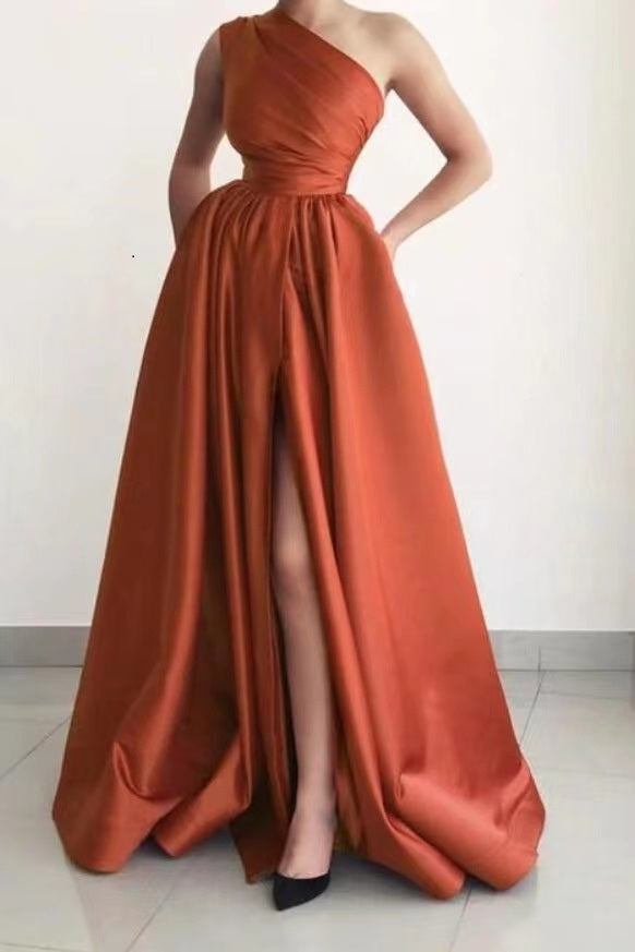 Elegantes vestidos de noite compridos em cor de vinho, com corte A, de um ombro só, em cetim e bolsos