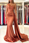 Vestido de fiesta formal largo de sirena en satén sin mangas con hombro descubierto y volantes