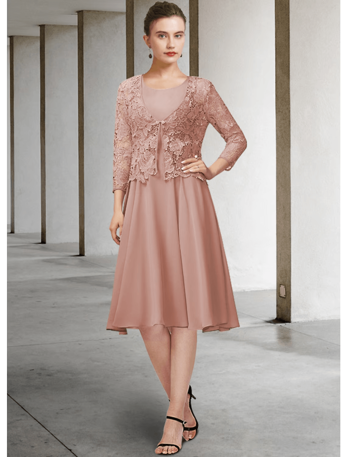 Vestido de mãe da noiva em duas peças, corte A, elegante, decote em joia, comprimento até ao joelho, chiffon e renda, manga 3/4 com apliques de laço(s)