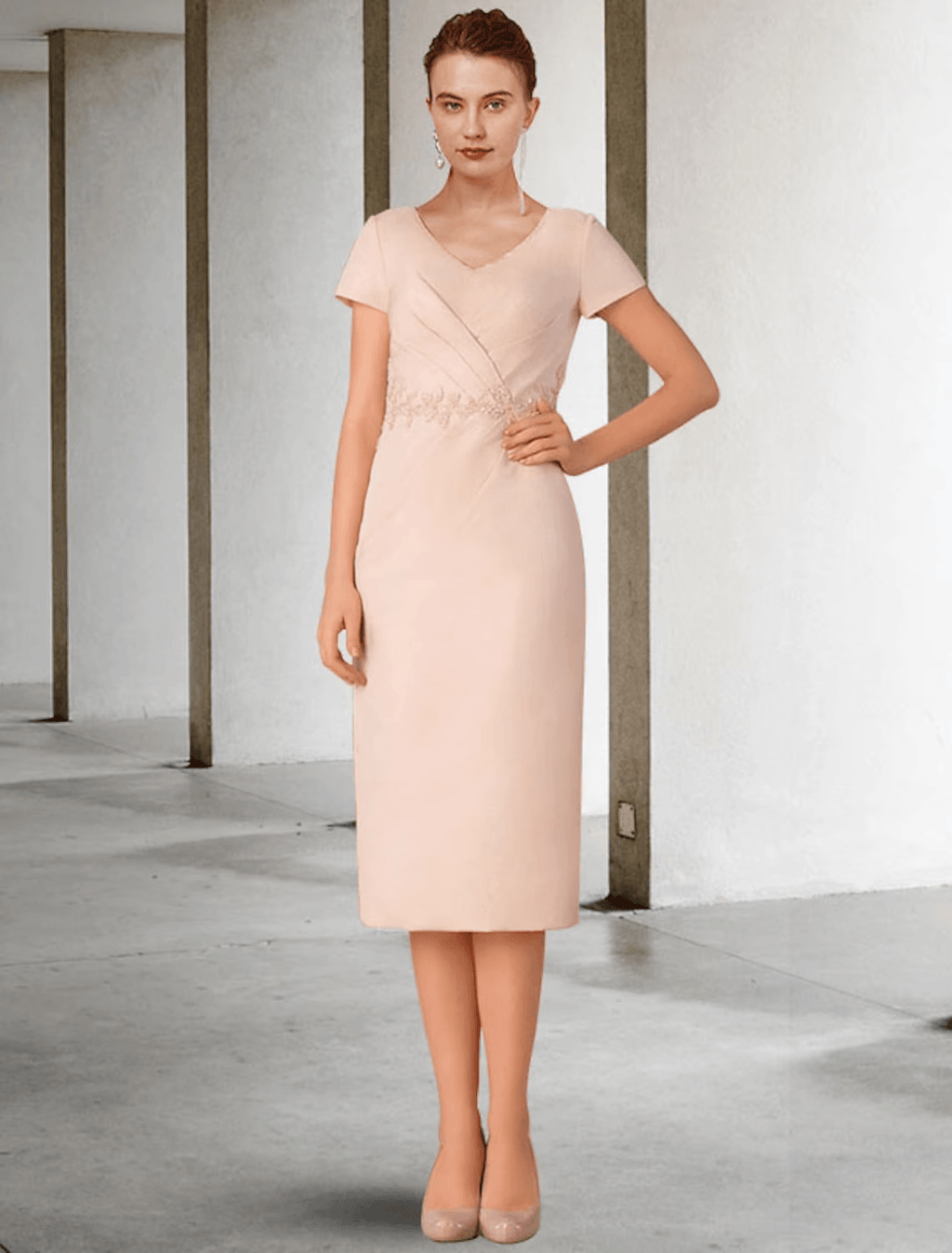 Vestido de mãe da noiva de duas peças, estilo coluna, elegante, com decote em V, comprimento até ao joelho, renda, chiffon elástico, manga curta, com aplicações, drapeado lateral