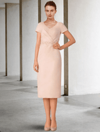 Vestido de mãe da noiva de duas peças, estilo coluna, elegante, com decote em V, comprimento até ao joelho, renda, chiffon elástico, manga curta, com aplicações, drapeado lateral