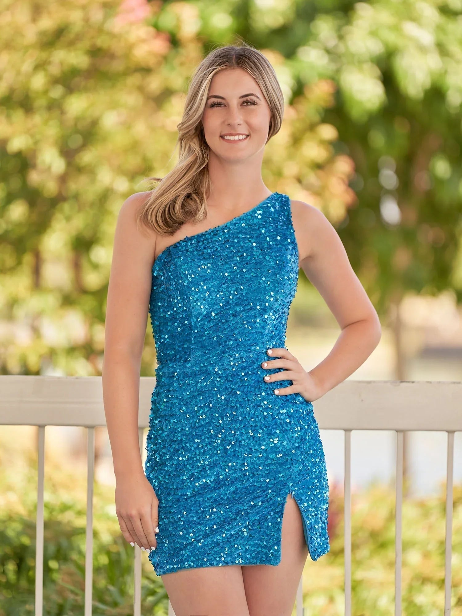 Vestido de Baile de Ombro Único Azul com Lantejoulas e Fenda