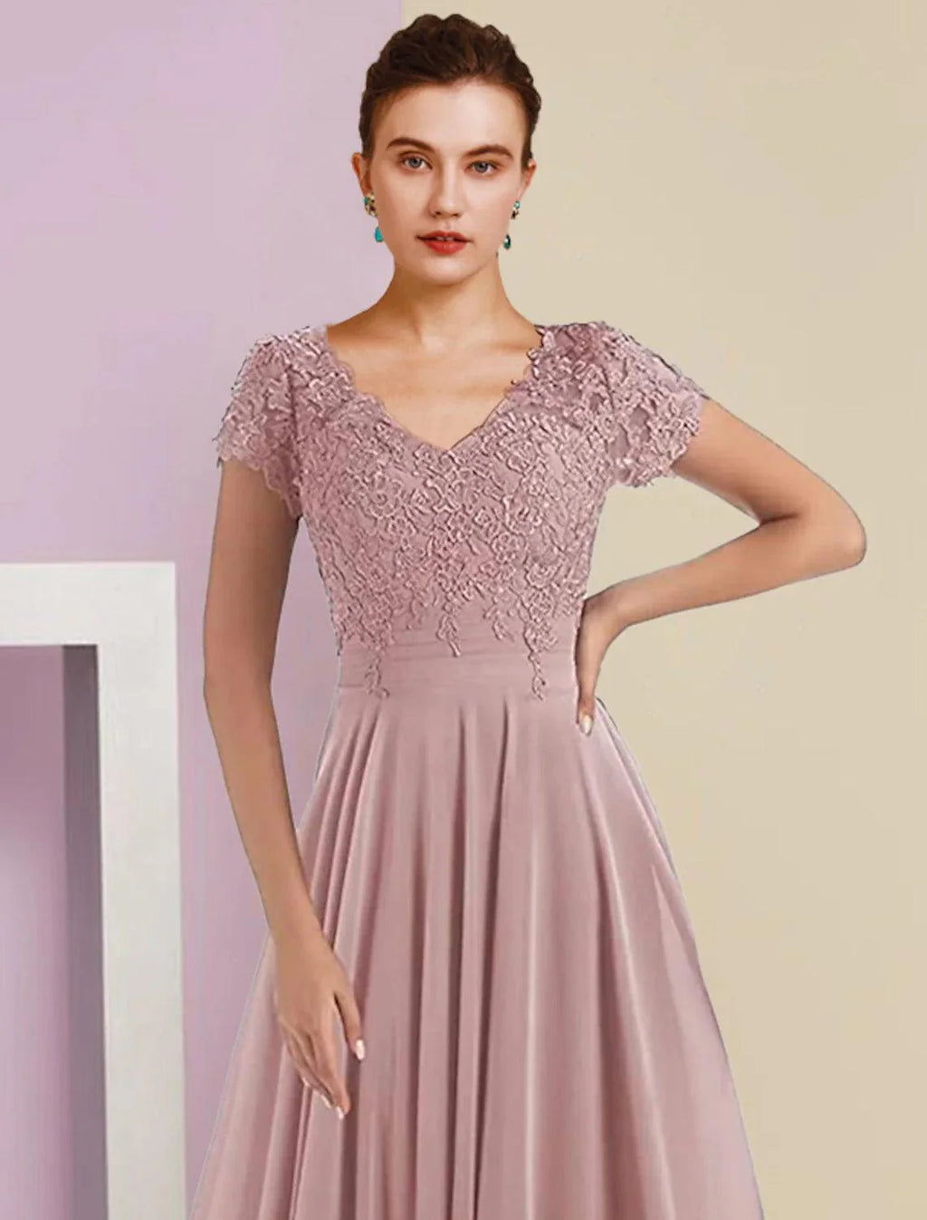 Vestido de mãe da noiva em duas peças, corte A, formal, para convidada de casamento, elegante, decote em V, cauda longa/escova, chiffon, renda, manga 3/4, envoltório incluído com pregas e aplicações