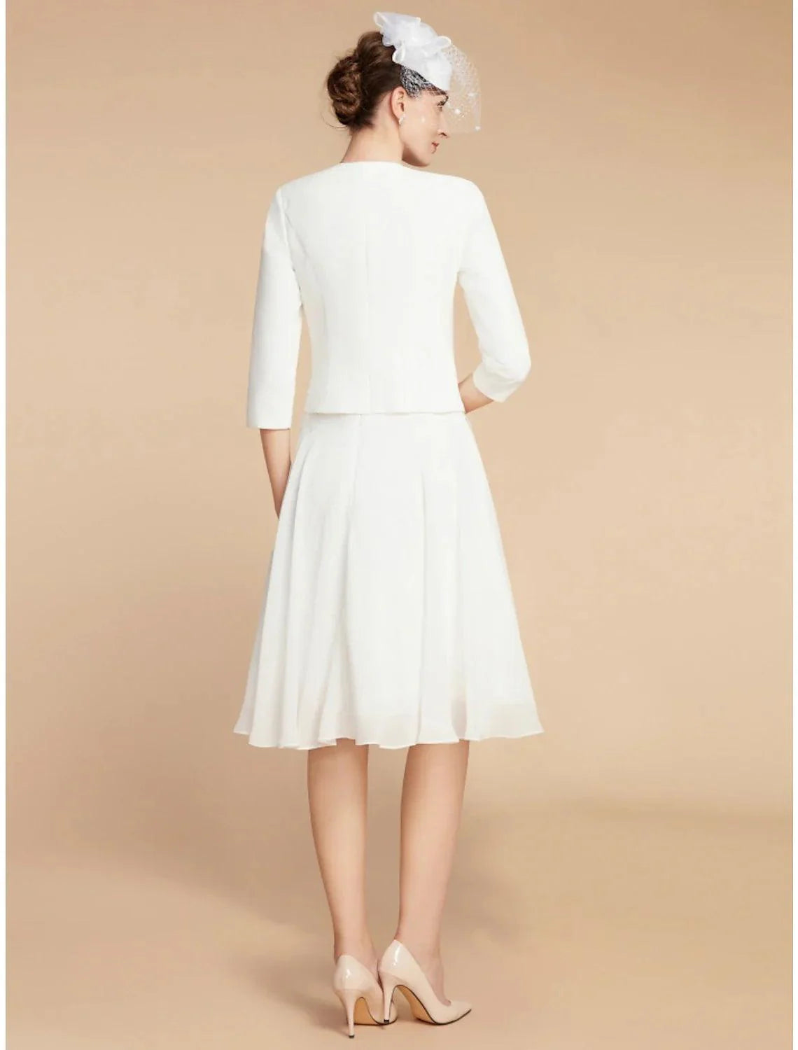 Vestido de mãe da noiva em duas peças, corte A, elegante, pequeno, decote em joia, comprimento até ao joelho, chiffon, renda, manga 3/4 com pregas, cor sólida