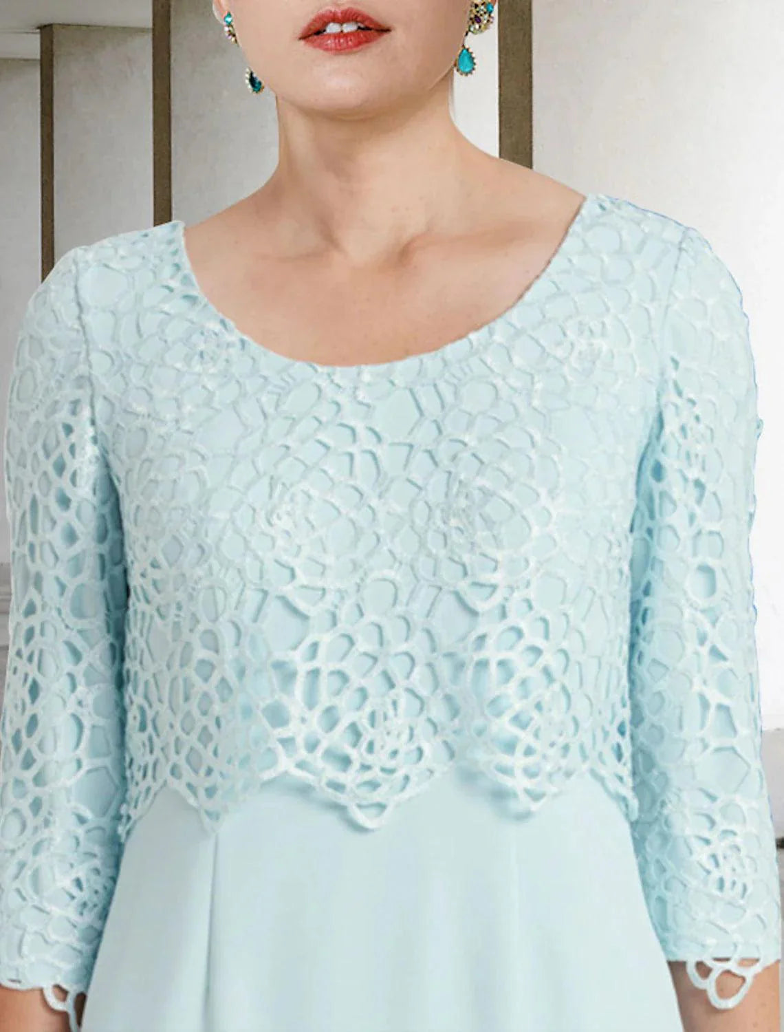 Vestido de mãe da noiva de duas peças com bainha/coluna, elegante, decote em joia, comprimento até ao joelho, renda elástica, chiffon, manga curta, com pregadeira de cristal