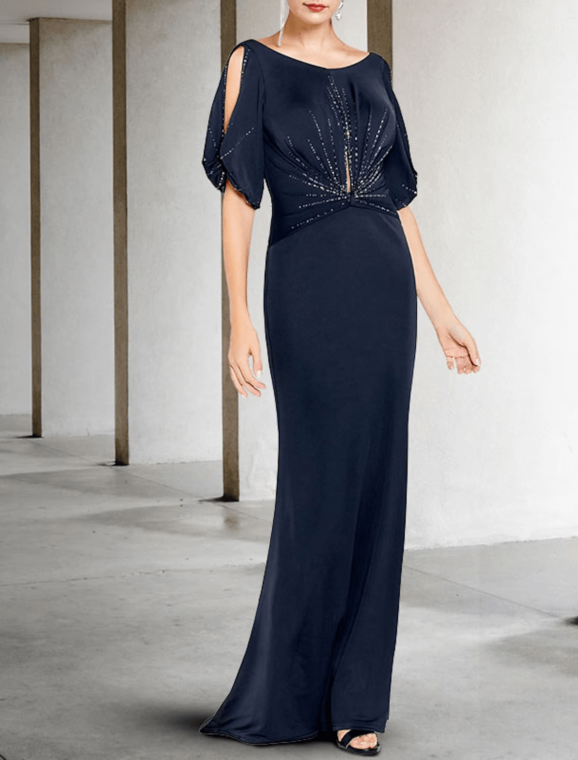 Vestido de mãe da noiva com bainha/coluna, tamanho grande, elegante, decote em joia, cauda longa/escova, chiffon elástico, manga curta com missangas